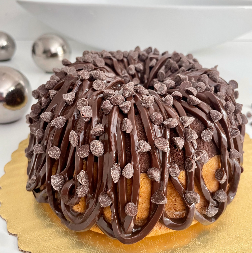 Gluten-free, dairy-free, sugar-free Vanilla and Chocolate, Marvelous Marble Full Life cake, featuring layers of moist vanilla and rich dark chocolate, topped with sugar-free chocolate syrup and extra chocolate chips for a luxurious finish. Full Life Gourmet Bakery
